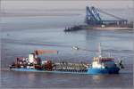 Die 2012 gebaute EKE MBIUS (IMO 9524152) ist am 12.03.2015 Weser abwrts unterwegs, um das frisch geladene Baggergut in der Nordsee zu verklappen. Dieser Laderaumsaugbagger ist 118 m lang, 21 m breit, hat eine GT/BRZ von 6.725 und eine DWT von 7.347 t. Heimathafen ist Hamburg. Die Baggertiefe betrgt bis zu 35 m.
 