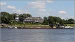 Die 1962 gebaute WILKA (ENI 04031290) ist am 21.07.2015 Höhe Bremen-Farge Weser abwärts unterwegs. Sie ist 80 m lang, 8,20 m breit und hat eine Tonnage von 1.120 t. Heimathafen ist Magdeburg. Frühere Namen: BUCKOW, DAMM-HAST.