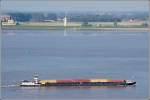 Binnenschiff DIONE (Nr.: 4000530) hat eine Lnge von 84,75 m und eine Breite von 9,50 m. Sie kann bis zu 60 TEU transportieren. Hier fhrt sie am 20.08.2007 bei Bremerhaven Weser abwrts.