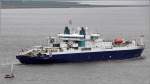 Die 1995 gebaute CABLE INNOVATOR (IMO 9101132) fährt am 31.05.2015 Höhe Bremerhaven Weser abwärts. Sie ist 145,5 m lang, 24 m breit, hat einen Tiefgang von 8,52 m, eine GT/BRZ von 14.227 und eine DWT von 10.557 t. Heimathafen ist London (Vereinigtes Königreich).