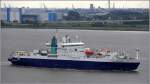 Die 1995 gebaute CABLE INNOVATOR (IMO 9101132) fährt am 31.05.2015 Höhe Bremerhaven Weser abwärts. Sie ist 145,5 m lang, 24 m breit, hat einen Tiefgang von 8,52 m, eine GT/BRZ von 14.227 und eine DWT von 10.557 t. Heimathafen ist London (Vereinigtes Königreich).
