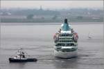 Die ALBATROS (IMO 7304314) fuhr während der Sail 2015 ein Stück Weser aufwärts an der Stadt Bremerhaven und den dort liegenden Segelschiffen vorbei. Das Wendemanöver auf der Weser wurde vom Schlepper BLUMENTHAL unterstützt. 15.08.2015