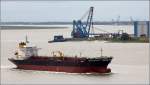 Die 2004 auf der Lindenau Werft in Kiel gebaute SEASHARK (IMO 9298193) fährt am 16.06.2015 Höhe Bremerhaven Weser abwärts. Dieser Tanker ist 178 m lang, 28 m breit, hat eine GT/BRZ von 21.329 und eine DWT von 32.202 t. Heimathafen ist Bremen.