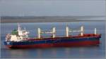 Die 2014 gebaute ISSARA NAREE (IMO 9732187) fährt am 07.09.2015 Weser abwärts. Sie ist 199,9 m lang und 32,26 m breit, hat eine GT/BRZ von 36.298 und eine DWT von 63.516 t. Heimathafen ist Bangkok (Thailand).