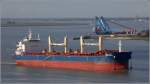 Die 2014 gebaute ISSARA NAREE (IMO 9732187) fhrt am 07.09.2015 Weser abwrts. Sie ist 199,9 m lang und 32,26 m breit, hat eine GT/BRZ von 36.298 und eine DWT von 63.516 t. Heimathafen ist Bangkok (Thailand).