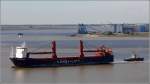 Die 2009 gebaute EIT PALOMA (IMO 9538907) steuert am 10.09.2015 mit Schlepperunterstztung die Geestemndung in Bremerhaven an. Dieses Schwergutschiff ist 142,5 m lang und 23,5 m breit, hat eine GT/BRZ von 12.679 und eine DWT von 9.503 t. Die beiden Krane haben jeweils eine Tragfhigkeit bis zu 350 t. Heimathafen ist St. John's (Antigua and Barbuda). Frherer Name: SCAN ESPANA.