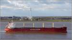 Die 2012 gebaut TOKYO BULKER (IMO 9605023) fhrt am 22.11.2015 Hhe Bremerhaven weserabwrts. Sie ist 200 m lang und 32 m breit, hat eine GT/BRZ von 34.795 und eine DWT von 61.439 t. Heimathafen ist Panama.