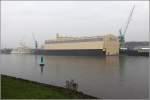 Das Schwimmdock der Lürssen Werft in Bremen-Vegesack (Aumund) hat eine Länge von 220 m. Schräg dahinter befindet sich das Trockendock mit einer Länge von 170 m. Beide sind mit einer Halle überbaut. 15.12.2015