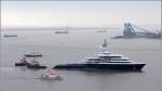Die 2010 auf der Lloyd Werft in Bremerhaven gebaute Megayacht LUNA verlässt am 11.01.2016 Bremerhaven zu einer Probefahrt. Sie ist 115 m lang und 18 m breit. Die Yacht wird derzeit für den neuen Eigentümer umgebaut. Gesicherte Erkenntnisse über den neuen Heimathafen liegen mir noch nicht vor.