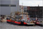 Die 1974 gebaute Weserfähre RÖNNEBECK lädt am 23.03.2016 in Lemwerder für die Überfahrt nach Bremen-Vegesack. Sie ist 58 m ü.a. lang und 13,20 m breit. Sie kann 260 Passagiere und 22 PKW befördern. 