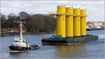Die 1970 gebaute EMS PULL (IMO 7017809) hat den EMS PONTON 7 mit Turmsegmenten für Offshore-Windenergieanlagen auf der Weser im Schlepp. Die EMS PULL ist 26,1 m lang und 7,62 m breit, hat eine Maschinenleistung von 1.268 kw und einen Pfahlzug von 25,6 t. Heimathafen ist Madeira (Portugal). Früherer Name: BARDENFLEETH. 23.03.2016