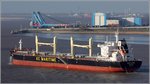 Die 2015 gebaute DARYA CHAND (IMO 9720328) fährt am 07.04.2016 Höhe Bremerhaven weseraufwärts. Sie ist 200 m lang und 32 m breit, hat eine GT/BRZ von 36.353 und eine DWT von 63.526 t. Heimathafen ist Hong Kong.