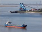 Die 1985 gebaute OSA (IMO 8420086) fährt am 21.04.2016 Höhe Bremerhaven weserabwärts. Sie ist 83,19 m lang und 11,46 m breit, hat eine GT/BRZ von 1.782 und eine DWT von 2.507 t. Heimathafen ist Limassol (Zypern). Früherer Name: MARMAN.