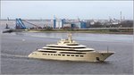 Die unter dem Projektnamen OMAR (IMO 9661792) fahrende Megayacht kommt für eine Erprobungsfahrt in der Nordsee von ihrer Bauwerft Lürssen in Bremen die Weser herunter. Sie ist mit ihrer geschätzten Länge von 156 m zwar nicht die längste Yacht der Welt, aber mit 8 Decks und einer GT/BRZ von ca. 15.500 die größte Privatyacht der Welt. 22.04.2016