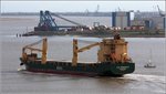 Die 2011 gebaute AAL FREMANTLE (IMO 9521095) ist am 28.04.2016 weseraufwärts unterwegs. Sie ist 148,59 m lang und 23,49 m breit, hat eine GT/BRZ von 14.053 und eine DWT von 18.762 t.Die beiden Krane haben eine maximale Tragfähigkeit von je 350 t. Heimathafen ist Singapore. Frühere Namen: AAL BALI, AAL FREMA.