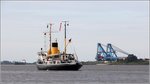 Der 1938 gebaute Dampfeisbrecher WAL (IMO 8862662) unternahm am 18.07.2016 einen Törn von Bremerhaven nach Bremen. Hier ist er kurz vor dem Blexer Boger der Weser zu sehen. Die WAL ist 50 m lang, 12,34 m breit und hat einen Tiefgang von 5,25 m. Heimathafen ist Bremerhaven.