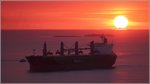 Die 2013 gebaute PETREL ARROW (IMO 9607083) bei Sonnenuntergang auf der Weser Höhe Bremerhaven. Sie ist 210 m lang und 36 m breit, hat eine GT/BRZ von 46.112 und eine DWT von 72.914 t. Heimathafen ist Nassau (Bahamas). 26.07.2016