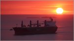 Die 2013 gebaute PETREL ARROW (IMO 9607083) bei Sonnenuntergang auf der Weser Höhe Bremerhaven. Sie ist 210 m lang und 36 m breit, hat eine GT/BRZ von 46.112 und eine DWT von 72.914 t. Heimathafen ist Nassau (Bahamas). 26.07.2016