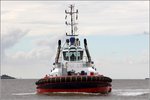 Die 2015 gebaute ZP BISON (IMO 9701994) am 31.07.2016 auf der Weser Höhe Bremerhaven. Sie ist 24,74 m lang und 12,63 m breit. Die Größe der modernen Schlepper erkennt man erst im Vergleich mit den  kleinen  Menschen an Bord. 