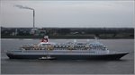 Die 1973 gebaute BOUDICCA (IMO 7218395) passiert in den Abendstunden des 09.08.2016 auf ihrer Rückfahrt von Bremen Bremerhaven. Sie ist 207 m lang und 25 m breit, hat eine GT/BRZ von 28.551 und bietet 880 Passagieren und 329 Besatzungsmitgliedern Platz. Heimathafen ist Nassau (Bahamas). Frühere Namen: ROYAL VIKING SKY, BIRKA QUEEN, SUNWARD, GOLDEN PRINCESS, SUPERSTAR CAPRICORN, HYUNDAI KUMGANG, GRAND LATINO.