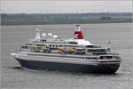 Die 1973 gebaute BOUDICCA (IMO 7218395) passiert am 08.08.2016 auf ihrem Weg nach Bremen den Blexer Bogen. Sie ist 207 m lang und 25 m breit, hat eine GT/BRZ von 28.551 und bietet 880 Passagieren und 329 Besatzungsmitgliedern Platz. Heimathafen ist Nassau (Bahamas). Frühere Namen: ROYAL VIKING SKY, BIRKA QUEEN, SUNWARD, GOLDEN PRINCESS, SUPERSTAR CAPRICORN, HYUNDAI KUMGANG, GRAND LATINO.