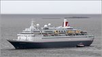 Die 1973 gebaute BOUDICCA (IMO 7218395) passiert am 08.08.2016 Bremerhaven auf ihrem Weg nach Bremen. Sie ist 207 m lang und 25 m breit, hat eine GT/BRZ von 28.551 und bietet 880 Passagieren und 329 Besatzungsmitgliedern Platz. Heimathafen ist Nassau (Bahamas). Frühere Namen: ROYAL VIKING SKY, BIRKA QUEEN, SUNWARD, GOLDEN PRINCESS, SUPERSTAR CAPRICORN, HYUNDAI KUMGANG, GRAND LATINO.