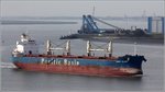 Die 2012 gebaute LIBERTY ISLAND (IMO 9520986) fährt am 01.10.2016 weserabwärts. Dieser Bulker ist 190 m lang und 32 m breit, die GT/BRZ beträgt 32.356 und die DWT 58.032. Heimathafen ist Hong Kong.