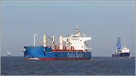 Die 2012 gebaute LIBERTY ISLAND (IMO 9520986) ist 190 m lang und 32 m breit. Die GT/BRZ des Bulk carriers beträgt 32.356 und die DWT 58.032. Heimathafen ist Hong Kong. Hier ist sie am 31.08.2016 auf der gut befahrenen Außenweser auf dem Weg flussauf zu sehen.