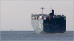 Die 1983 gebaute BALTIC BREEZE (IMO 8312590) ist von Bremerhaven kommend auf dem Weg zum nächsten Hafen auf der Außenweser unterwegs. Sie ist 164 m lang und 28 m breit, hat eine GT/BRZ von 29.979, eine DWT von 12.466 t und kann 3.242 Fahrzeuge transportieren. Heimathafen ist Singapore. 31.08.2016