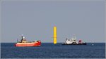 Die in auffälligem Rot gepönte FAIRLINE SURVEYOR (IMO 8965464) ist als Wachschiff am im Bau befindlichen Offshore-Windpark Nordergründe in der Außenweser im Einsatz. Sie ist 24 m lang und 7,20 m breit. Heimathafen ist Peterhead (Vereinigtes Königreich). Früher war sie als PD 325 FAIRLINE als Fischkutter eim Einsatz. 31.08.2016