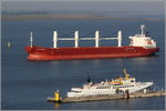 Die 2013 gebaute ECO SPLENDOR (IMO 9659189) fährt am 25.09.2016 weseraufwärts. Sie passiert dabei die an der Seebäderkaje in Bremerhaven liegende FAIR LADY (IMO 7016474). Die ECO SPLENDOR ist 183 m lang und 30,6 m breit, hat eine GT/BRZ von 23.749 und eine DWT von 38.302 t. Heimathafen ist Hong Kong.