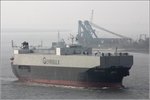 Die 1991 gebaute GROUSE ARROW (IMO 8918215) kommt im Nebel die Weser herunter. Dieser Holztransporter ist 185 m lang und 30 m breit, hat eine GT/BRZ von 28.157 und eine DWT von 42.276. Heimathafen ist Nassau (Bahamas).