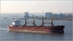 Die 2016 gebaute ALBERTA (IMO 9729568) fährt am 11.11.2016 Höhe Bremerhaven weserabwärts. Sie ist 200 m lang und 32 m breit, hat eine GT/BRZ von 35.884 und eine DWT von 62.958 t. Heimathafen ist Monrovia (Liberia).