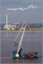 Der selbstfahrende Schwimmkran SK ATHLET III ist am 10.03.2008 mit schwerer Last auf der Weser bei Bremerhaven unterwegs.