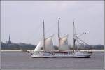 Die GROSSHERZOGIN ELISABETH kommt von einem Trn zurck. Hier segelt sie am 20.04.2008 Weser aufwrts an der Kirche von Blexen vorbei. Sie ist 63,70 m lang, 8,23 m breit und hat eine Segelflche von 1010 m.