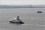 Die 2010 gebaute Megayacht PHOENIX² (IMO 1010284) fährt am 31.03.2017 Höhe Bremerhaven weseraufwärts. Sie ist 90 m lang und fast 14 m breit. Heimathafen ist inzwischen Valletta (Malta). 