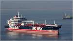 Die 2017 gebaute STENA IMMACULATE (IMO 9693018) fährt am 04.04.2017 Höhe Bremerhaven weserabwärts. Sie ist 183,20 m lang und 32,26 m breit, hat eine GT/BRZ von 29666 und eine DWT von 49.729 t. Heimathafen ist Hamilton (Bermuda).