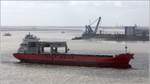 Die 2013 gebaute SAGA FRIGG (IMO 9613850) passiert die Weser herunter kommend Bremerhaven. Sie ist 199,90 m lang und 32,29 m breit, hat eine GT/BRZ von 37.499 und eine DWT von 55.596 t. Heimathafen ist Hong Kong.