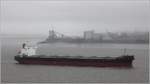 Die TRITON HAWK (IMO 9425679) während eines Regenschauers auf der Weser Höhe Bremerhaven. Dieser Bulker wurde 2010 gebaut, ist 225 m lang und 32 m breit, hat eine GT/BRZ von 41.662 und eine DWT von 78.833 t. Heimathafen ist Panama. Früherer Name: TRITON. 07.04.2017