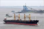 Die 2009 in Indien gebaute MOOKDA NAREE (IMO 9354741) fährt am 12.04.2017 Höhe Bremerhaven weserabwärts. Dieser Bulker ist 178,68 m lang und 27,99 m breit, hat eine GT/BRZ von 19.891 und eine DWT von 30.162 t. Heimathafen ist Bangkok (Thailand). Früherer Name: GOOD PILGRIMS.