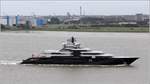 Die THUNDER (IMO 9785108) soll 2018 fertiggestellt werden. Diese Megayacht hat eine Lnge von 135 m und eine Breite von 21 m. Hier ist sie whrend einer Probefahrt auf der Weser Hhe Bremerhaven zu sehen. 20.06.2017