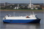 Die 1999 gebaute CITY OF BRADFORD (IMO 9174751) ist am 09.05.2017 auf der Weser Höhe Bremerhaven unterwegs. Sie ist 100 m lang und 20 m breit, hat eine GT/BRZ von 9.950, eine DWT von 2.779 t und kann 802 Fahrzeuge transportieren. Heimathafen ist Douglas (Isle of Man).