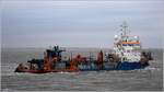 Die 2000 gebaute HAM 317 (IMO 9208497) baggert am 05.05.2017 in der Außenweser. Dieser Laderaumsaugbagger ist 95,5 m lang, 18,4 m breit, hat eine GT/BRZ von 4.548 und eine DWT von 6.780 t. Heimathafen ist Rotterdam (Niederlande).