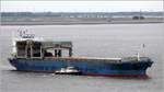 Die 1999 gebaute STAR ISTIND (IMO 9182954) kommt die Weser herunter. Sie ist 198 m lang und 31 m breit, hat eine GT/BRZ von 32.628 und eine DWT von 46.428 t. Sie fährt unter der Flagge Norwegens mit Heimathafen Bergen. Die WESERLOTSE ist zum Lotsenwechsel längsseits gegangen. Bremerhaven, 24.05.2017.