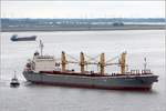 Die 1996 gebaute STAR HYPERION (IMO 9145956) kommt die Weser herunter. Dieser Bulker ist 189,99 m lang und 30,50 m breit, hat eine GT/BRZ von 26.449 und eine DWT von 47.639 t. Sie fährt unter der Flagge von Panama. Früherer Name: ONDINA, WESTERN ONDINA. Bremerhaven, 09.06.2017.