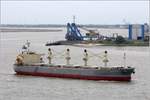 Die 2005 gebaute STAR HARMONY (IMO 9284520) kommt die Weser herunter. Dieser Bulker ist 189 m lang und 32,29 m breit, hat eine GT/BRZ von 29.372 und eine DWT von 52.980 t. Sie fährt unter der Flagge von Panama. Früherer Name: SANKO GLORY. Bremerhaven, 20.06.2017.