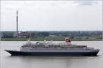 Die 1972 gebaute BLACK WATCH (IMO 7108930)der Fred. Olsen Cruise Lines passiert am 27.07.2017 Bremerhaven in Richtung Bremen. Sie ist 205,46 m lang und 25,22 m breit, hat eine GT/BRZ von 28.613 und bietet 868 Passagieren und 330 Besatzungsmitgliedern Platz. Heimathafen ist Nassau (Bahamas). Frühere Namen: ROYAL VIKING STAR, WESTWARD, STAR ODYSSEY.