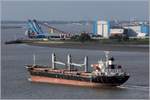 Die 2003 gebaute STELLA ATLANTIC (IMO 9282948) fährt am 21.08.2017 Höhe Bremerhaven weseraufwärts. Dieser Bulker ist 137,90 m lang und 25 m breit, hat eine GT/BRZ von 11.349 und eine DWT von 18.820 t. Heimathafen ist St. John's (Antigua and Barbuda). Frühere Namen: ECO PROGRESS, ATLANT.