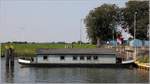 Das Bauhüttenschiff B 2312 des WSA Verden liegt im Oberwasser der Weserschleuse Dörverden. 04.09.2017