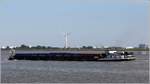 Die 1925 gebaute DIONE (ENI 04000530) steuert am 23.08.2017 mit einer Ladung Containern Bremerhaven an. Sie ist 84,75 m lang, 9,50 m breit und hat eine Tonnage von 1.338 t. Heimatort ist Friesoythe.